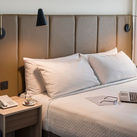 Отель Crowne Plaza Lima By Ihg Экстерьер фото A guest room at the Hilton London Heathrow