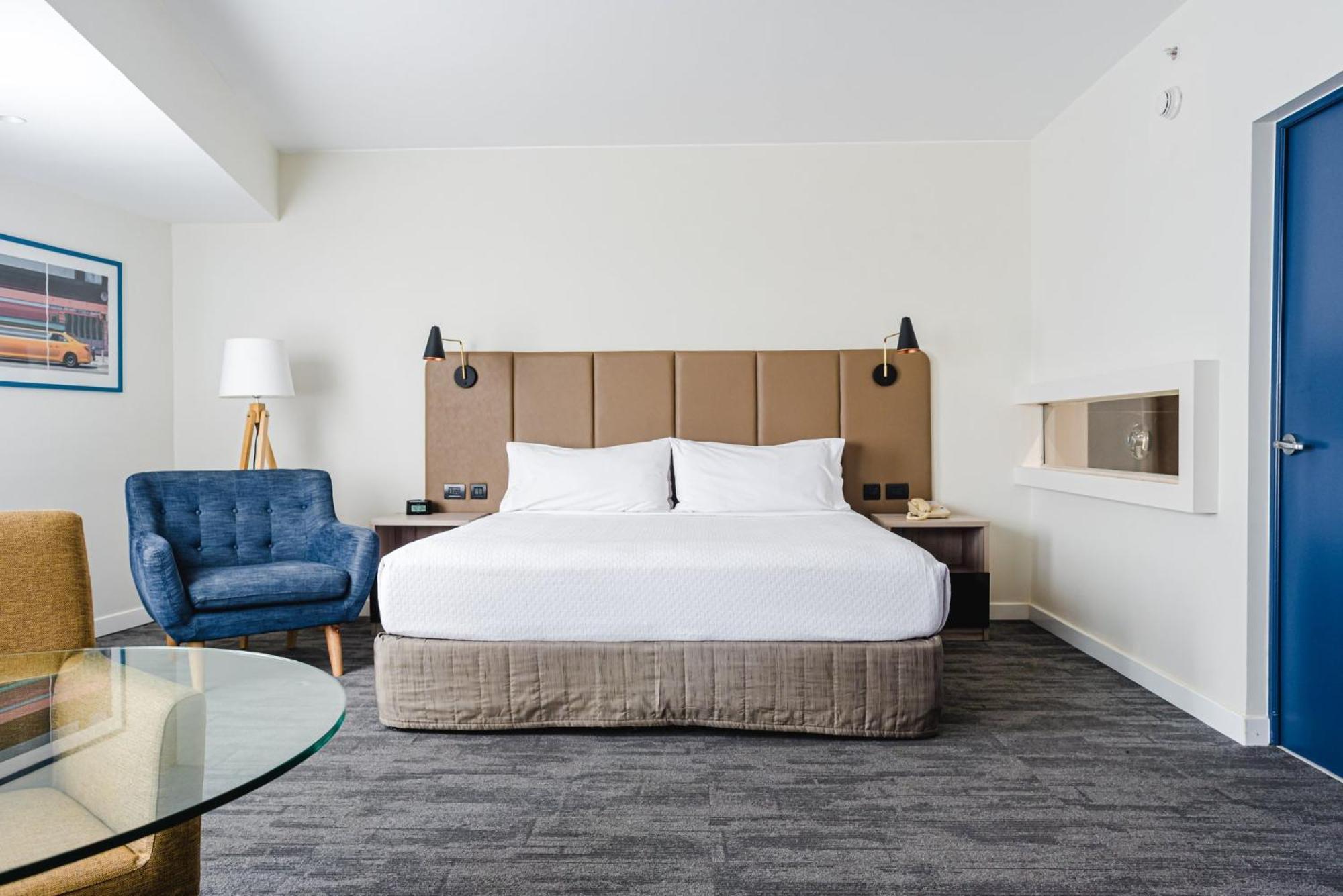 Отель Crowne Plaza Lima By Ihg Экстерьер фото A room at the Hotel Commonwealth