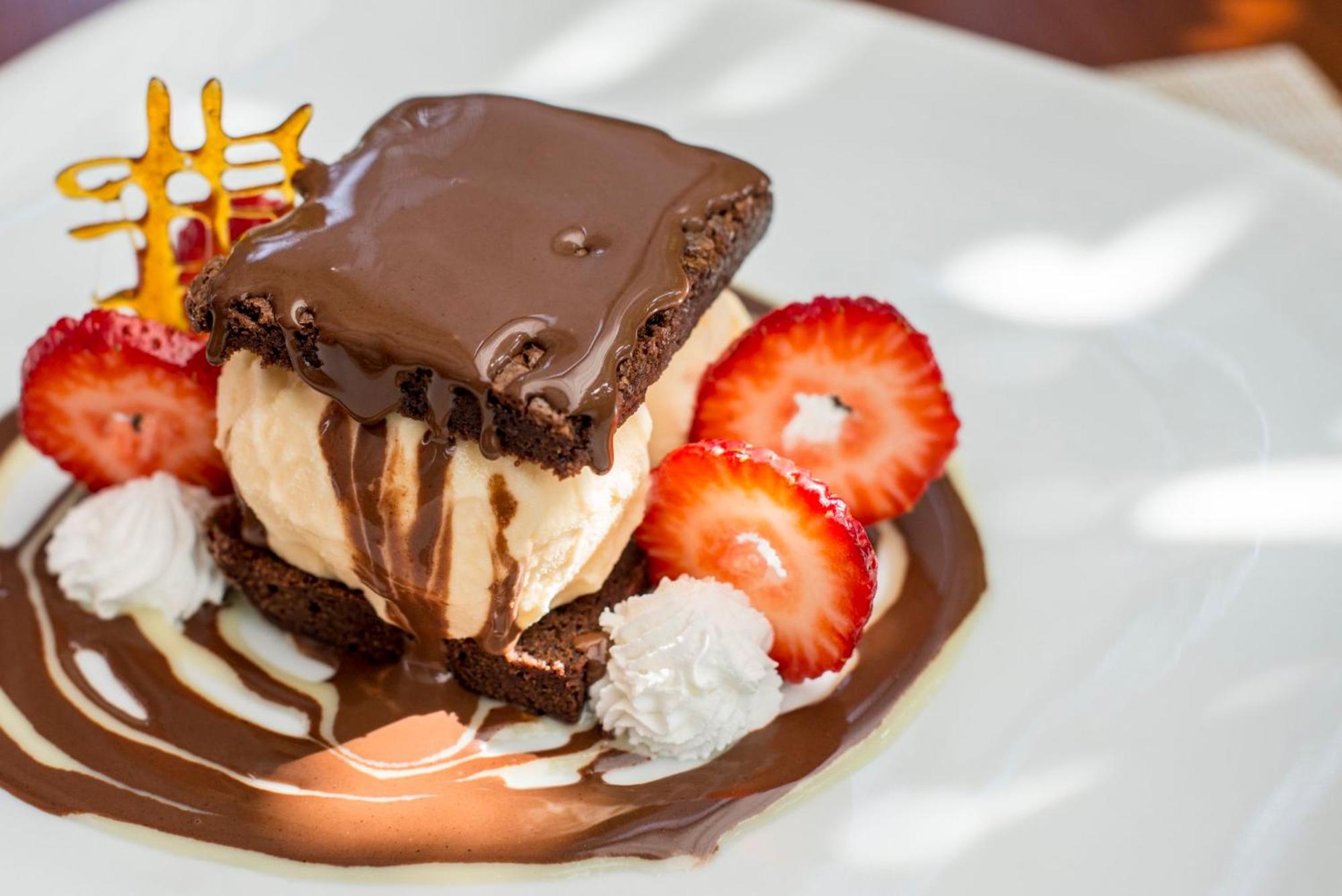 Отель Crowne Plaza Lima By Ihg Экстерьер фото A brownie sundae