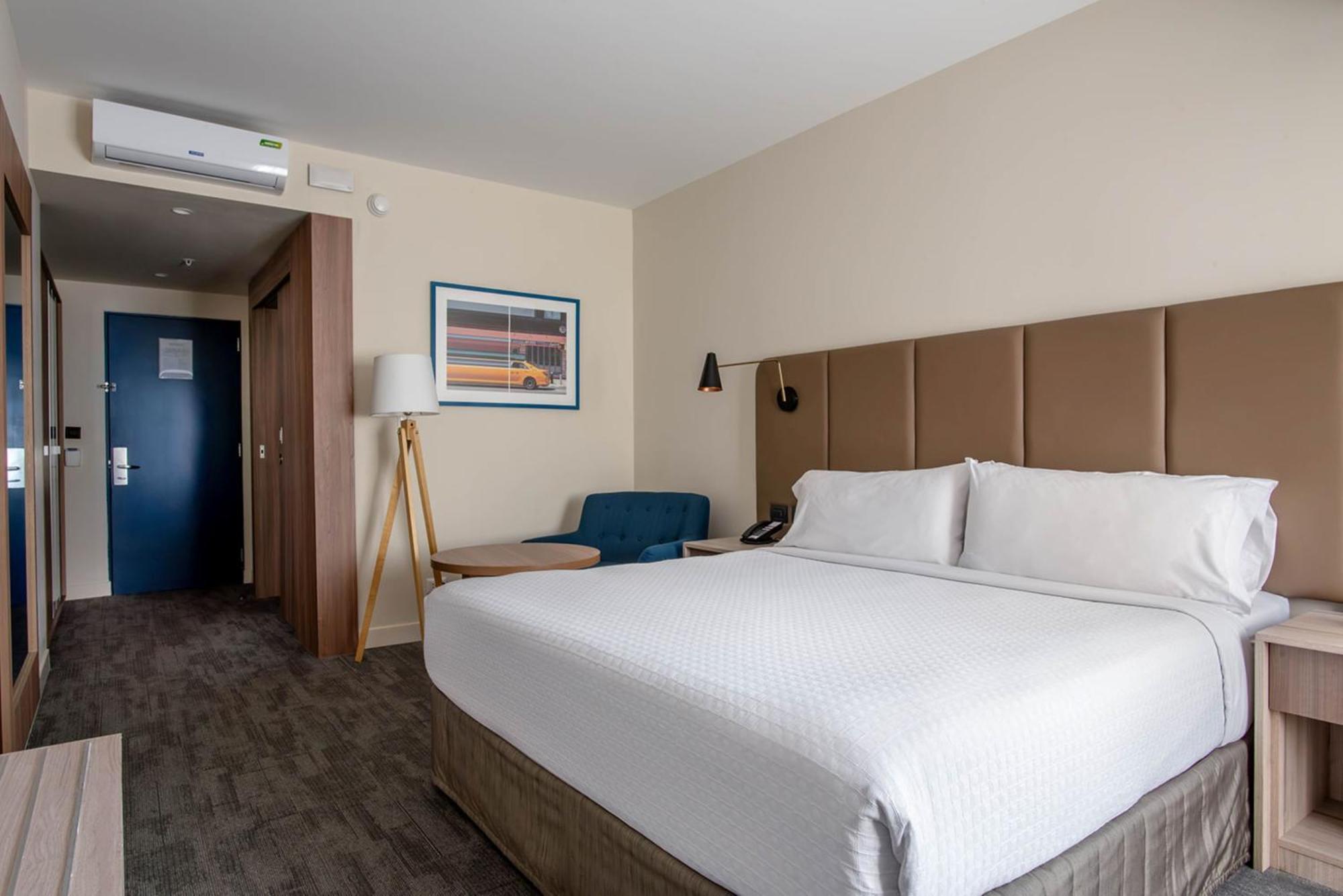 Отель Crowne Plaza Lima By Ihg Экстерьер фото A room at the hotel