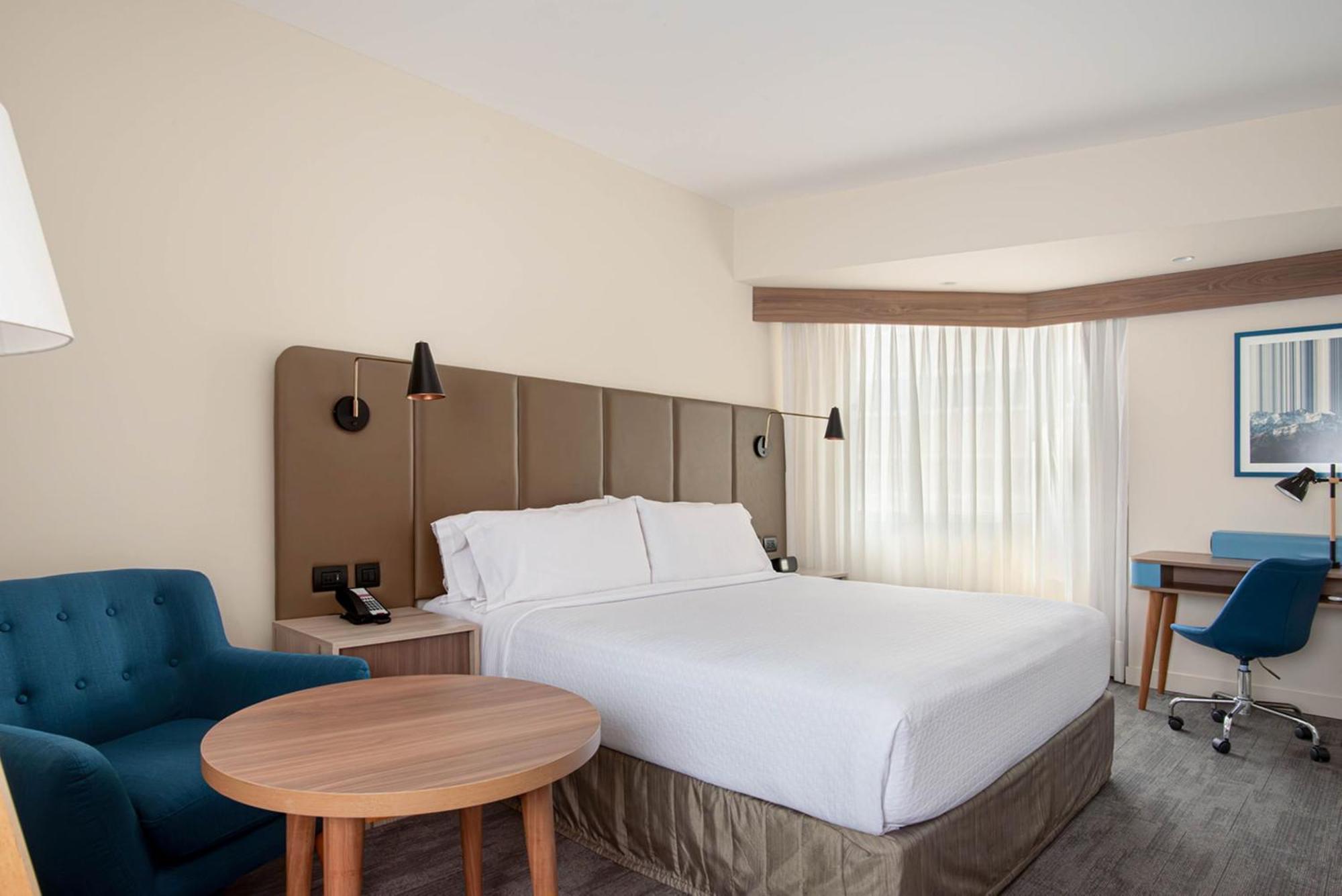 Отель Crowne Plaza Lima By Ihg Экстерьер фото A guest room at the Holiday Inn Express in San Francisco