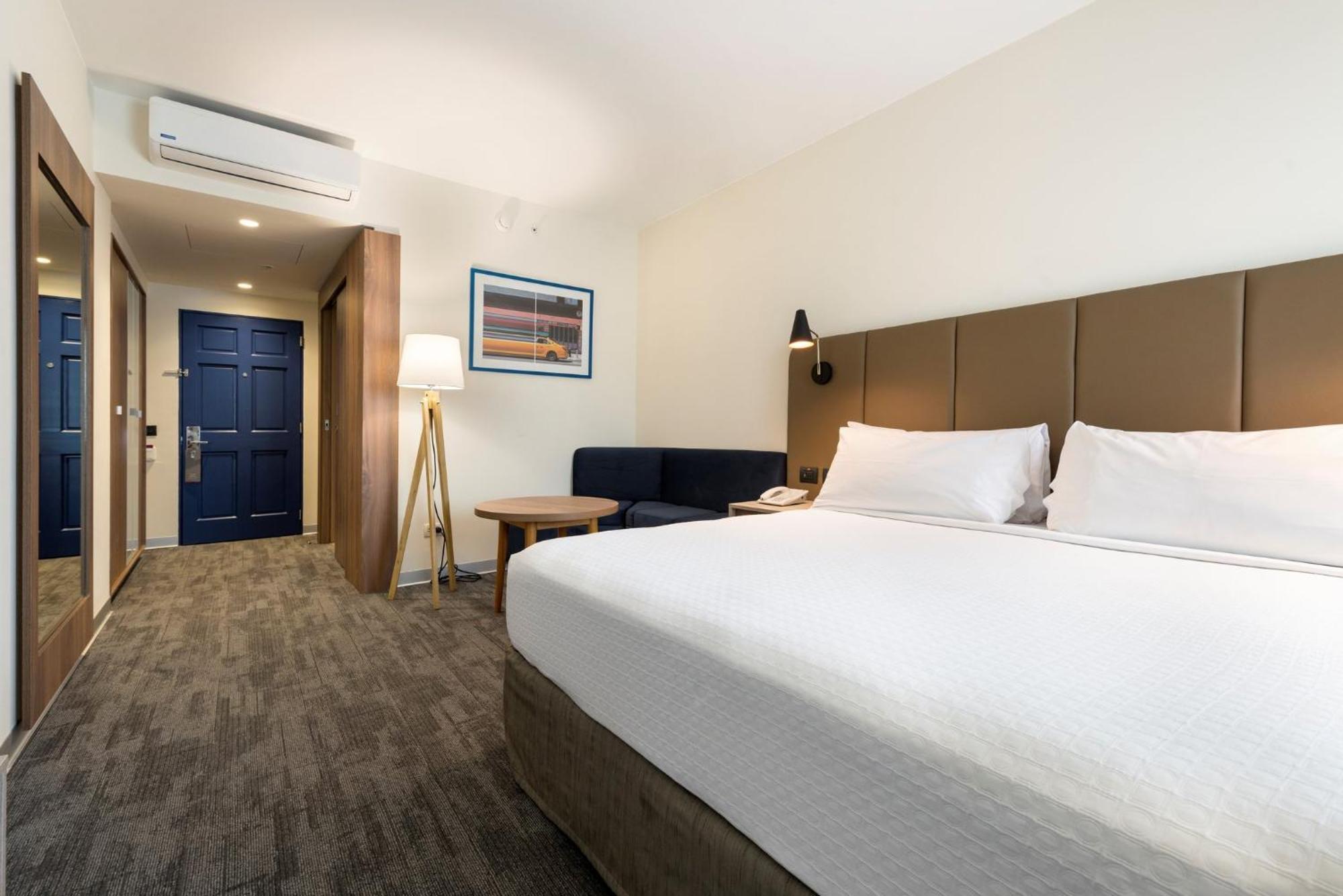 Отель Crowne Plaza Lima By Ihg Экстерьер фото A room at the Holiday Inn Express in the UK
