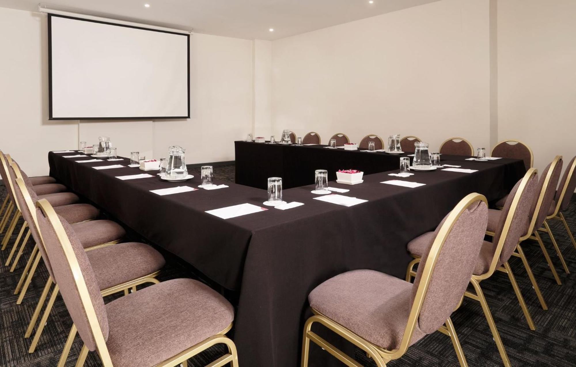 Отель Crowne Plaza Lima By Ihg Экстерьер фото A meeting room at the hotel