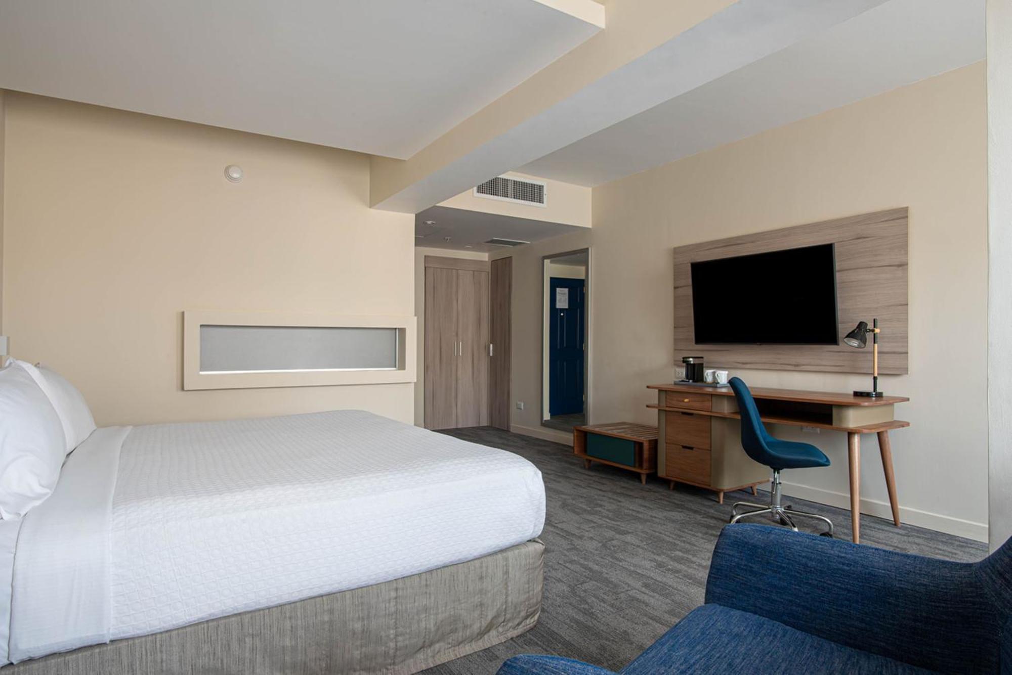 Отель Crowne Plaza Lima By Ihg Экстерьер фото A room at the Hilton Garden Inn in San Francisco